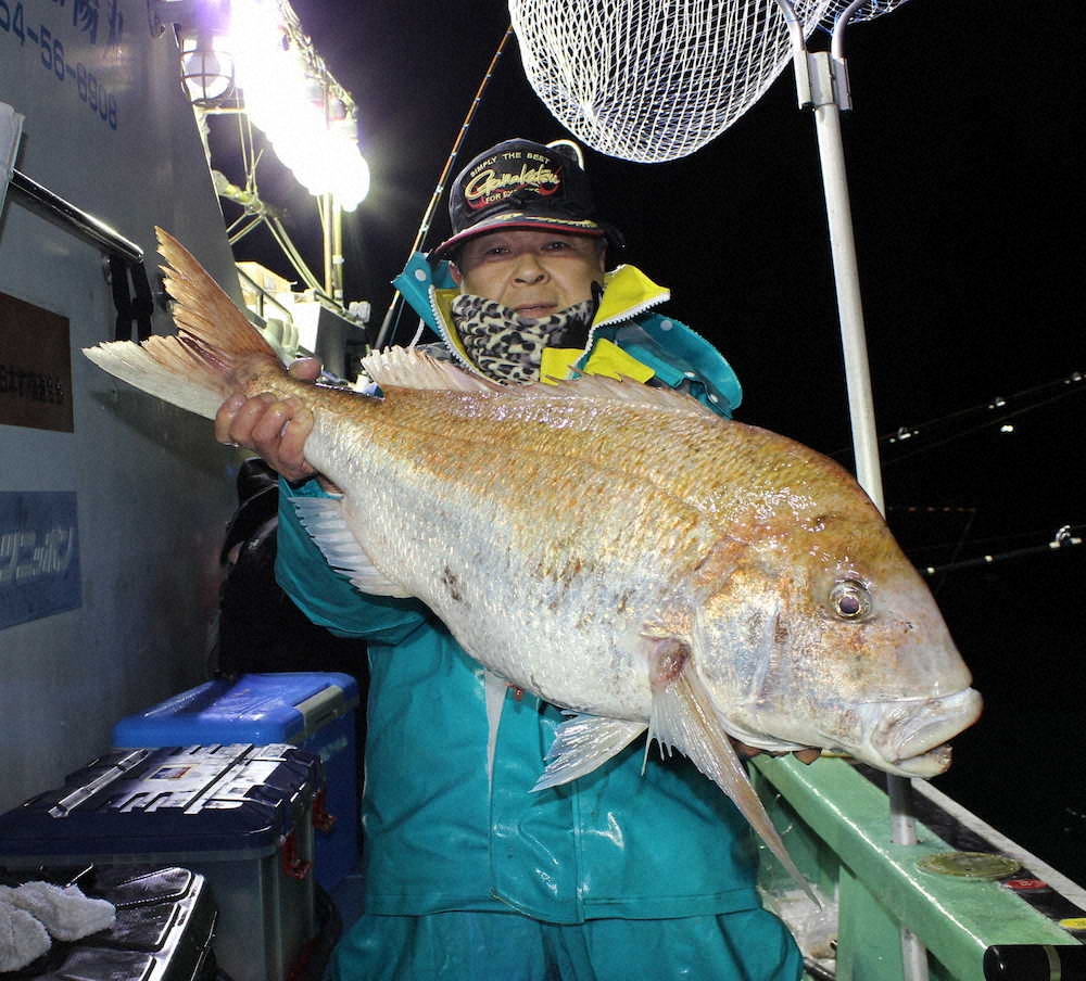 小林さんは9・8キロの特大マダイを釣り上げた
