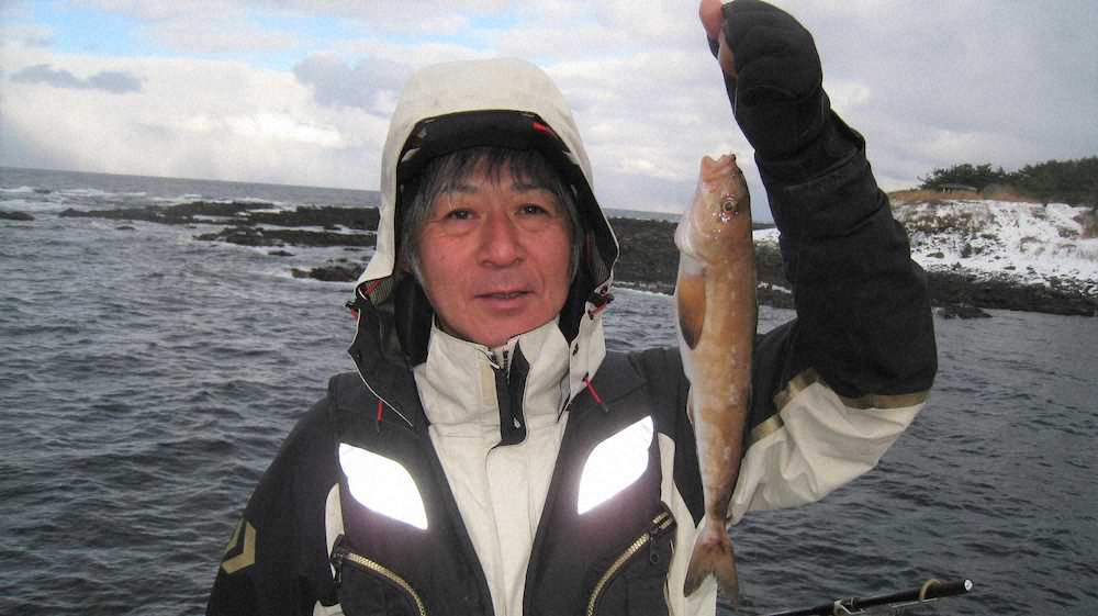 厳しい寒さの中、良型のホッケを釣り上げた木村さん