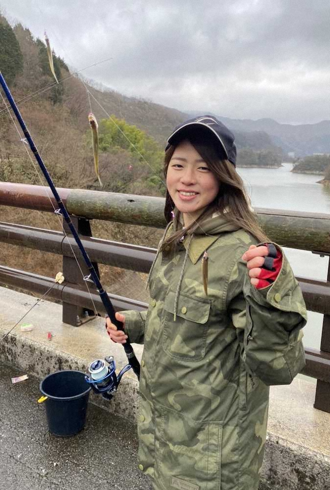 岡山県北部・新見市の千屋ダムでのワカサギ釣り、悪条件下で42匹をゲットした地元の釣りガール、竹崎麻理奈さん