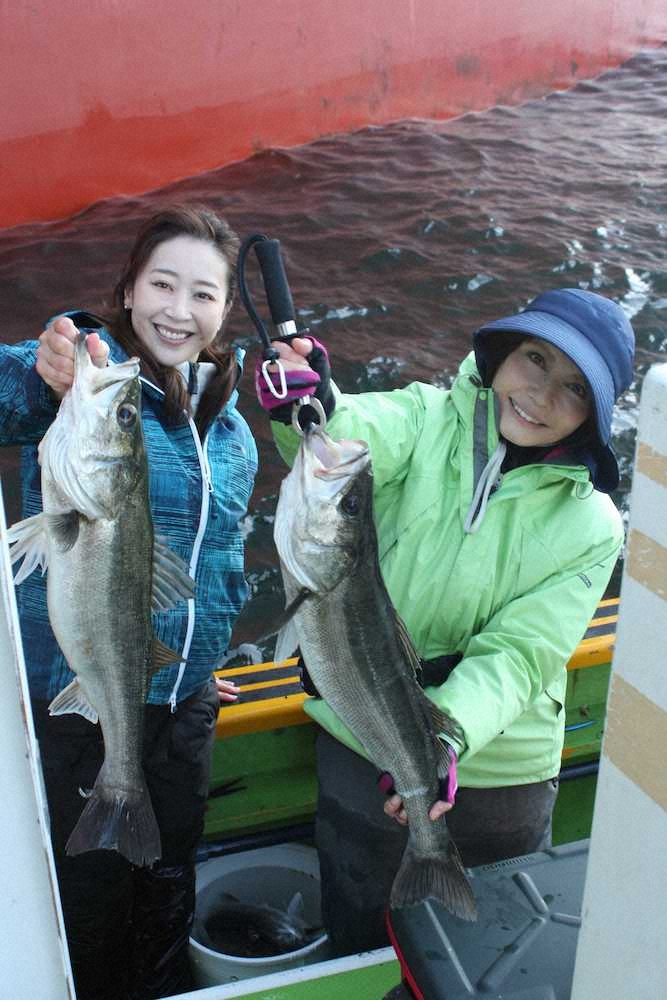 隣りで釣っていた世田谷区の石坂妙子さん（右）と一枚