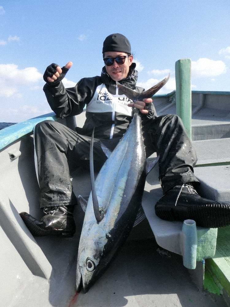 18キロの良型ビンチョウマグロを釣り上げ、やったったポーズの釣友・長岩さん