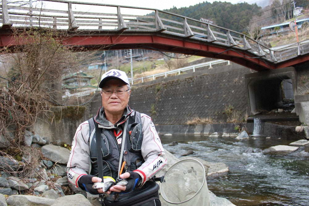 鈴木さんの釣果は準天然魚のヤマメ