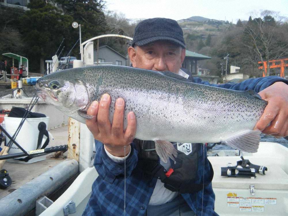 白鳥ワンドで杉山信幸さんが釣り上げたのは65センチ、4キロのニジマス