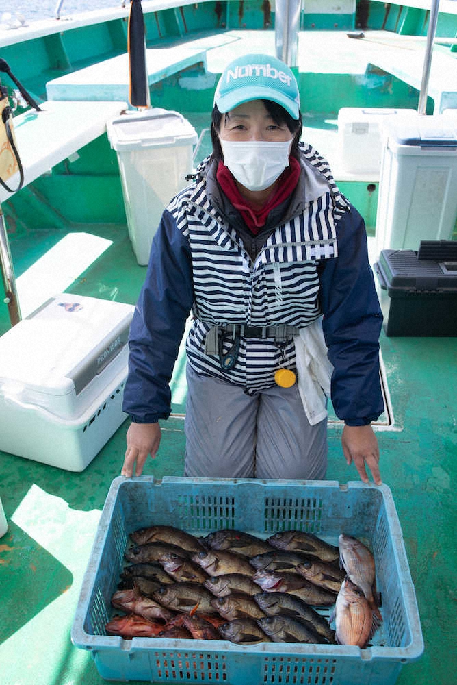 箱いっぱいの釣果に満足そうな大森三基子さんはメバル19匹を釣り上げ竿頭