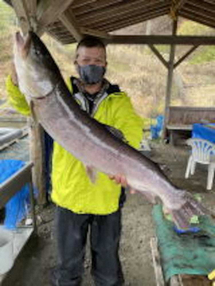 8・6キロのイトウを釣って大物賞を獲得した清水さん