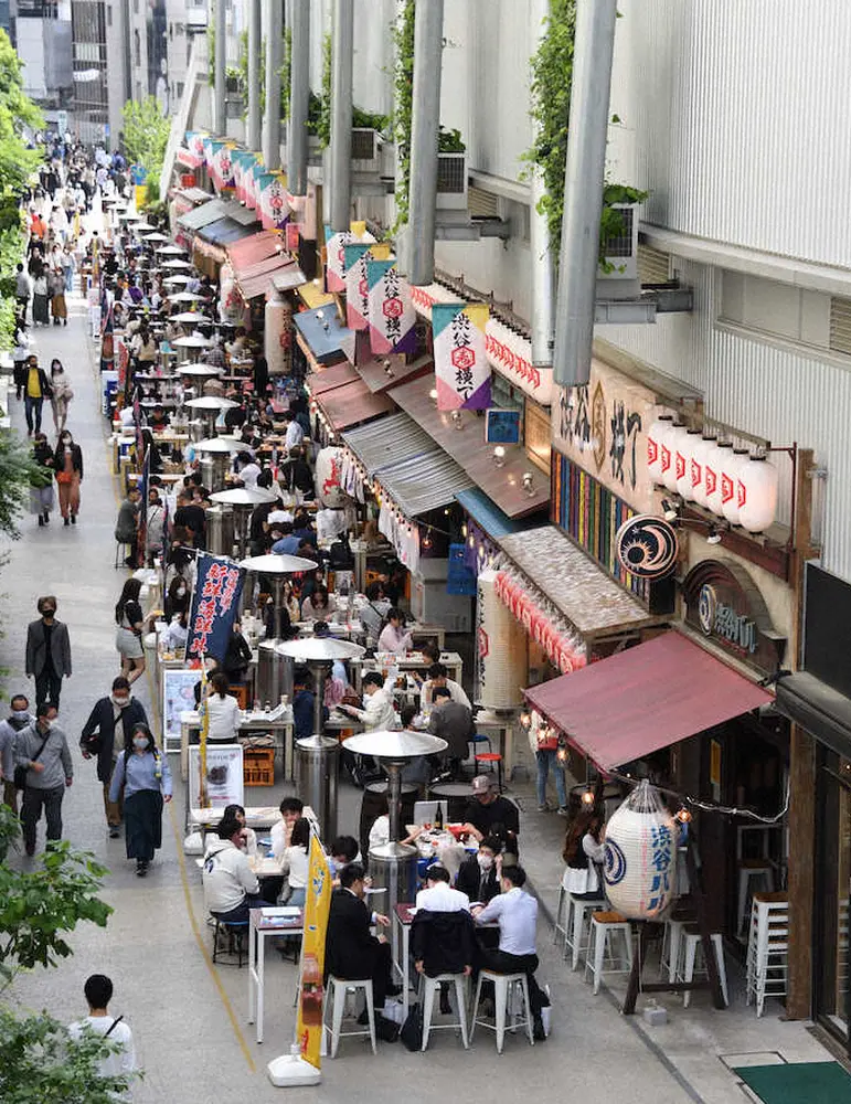 緊急事態宣言発令前の渋谷で昼飲みをする人々 撮影 岸 良祐 スポニチ Sponichi Annex 社会