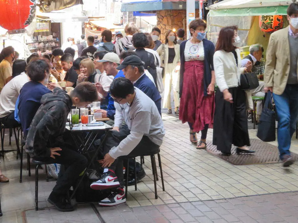昼飲み客でにぎわう東京 上野のアメ横 スポニチ Sponichi Annex 社会