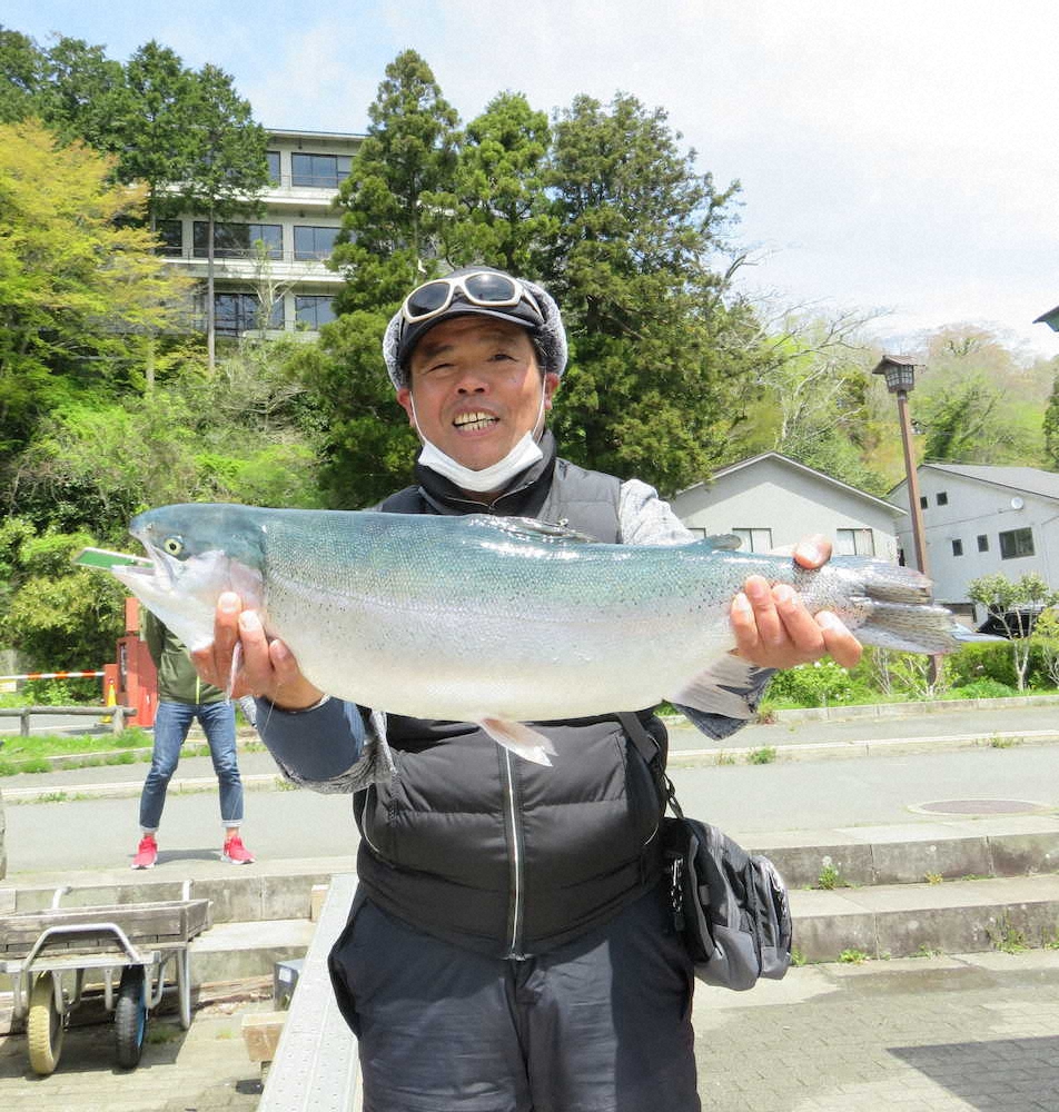 68・2センチのニジマスを釣り総合優勝した鮫島伸一さん