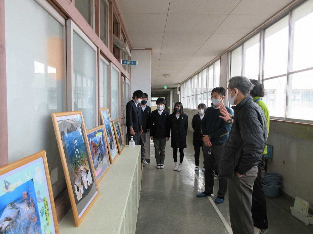 【画像・写真】みんなが撮った深日漁港の写真を中井教授と南さんにも見てもらいました