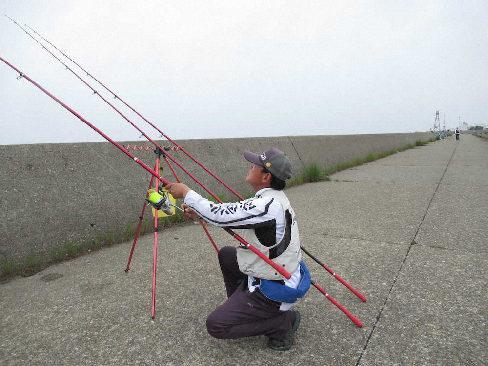 東二見人工島の釣り場で竿をセッティング　　　　　　　　　　　　　　　　　　　　　　　　　　　　　　　