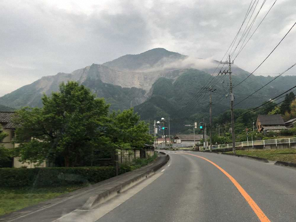 石灰岩の採掘で山肌を削られ続けている武甲山