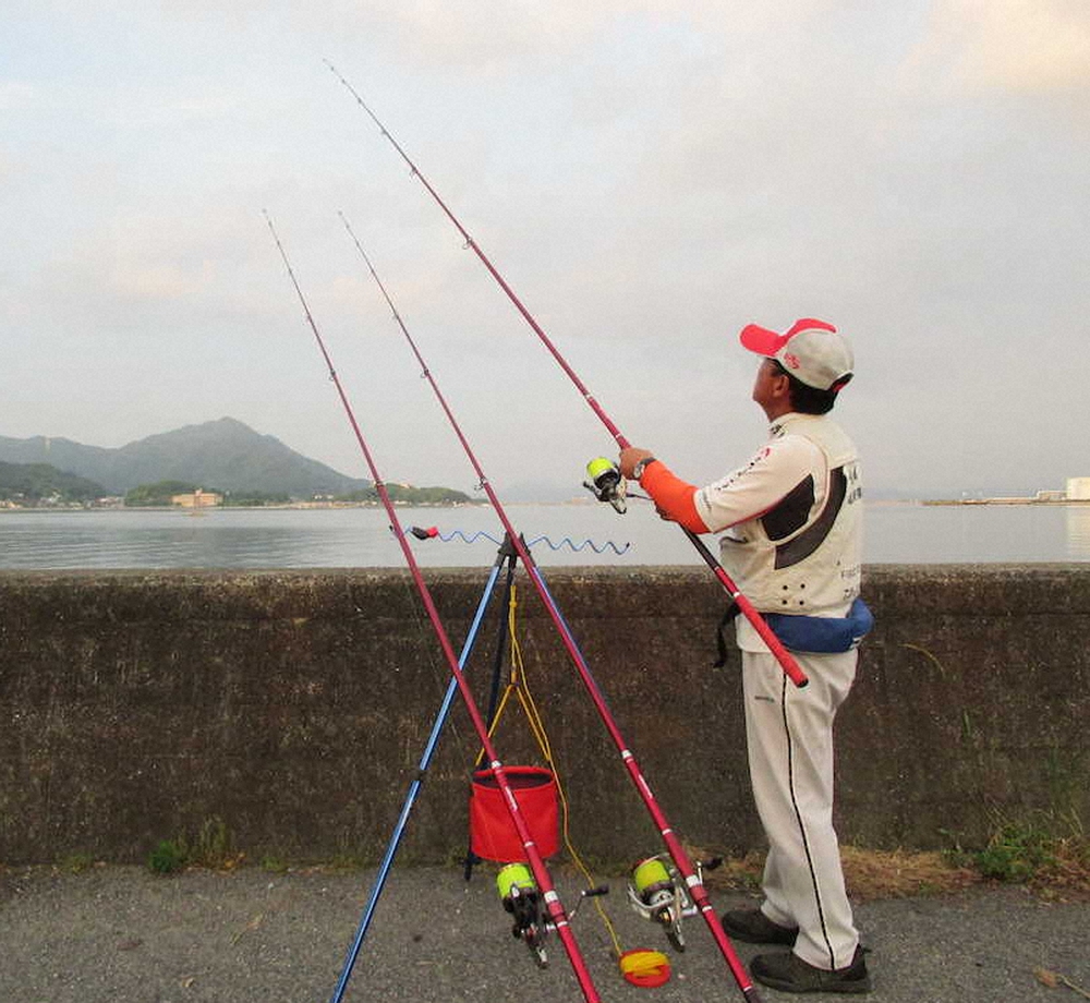 3本竿での投げ釣りセオリーは「遠・中・近」だが、アタリのあった竿の距離に合わせてさらなる釣果を狙う
