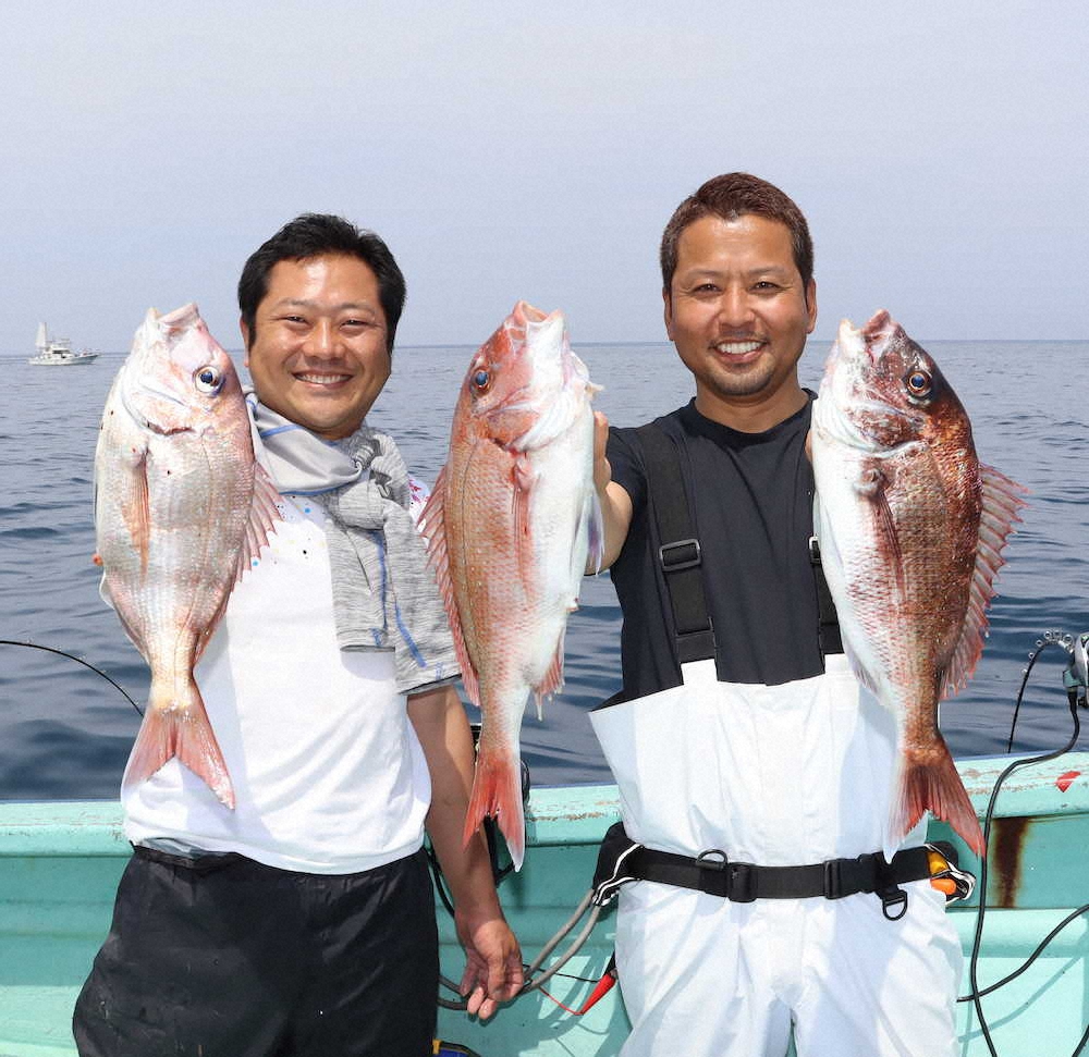 中良く本命を釣り上げた横田さん（左）と吉田さん