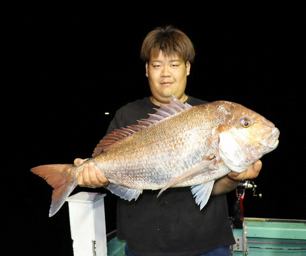 佐藤正弥さんが釣り上げたのは5キロのマダイ