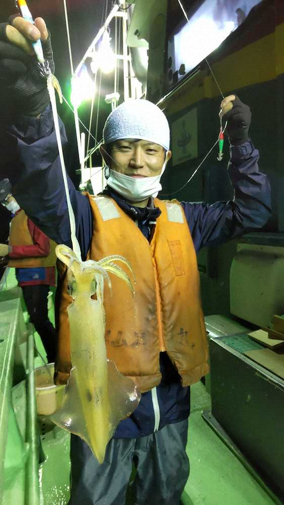 40センチのマルイカを上げた上田俊樹さん