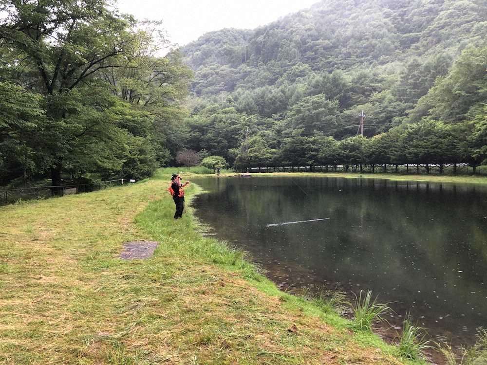【画像・写真】秘境で出合ったニジマス40センチ　知る人ぞ知る美しい池に感動