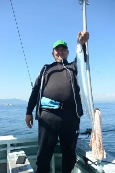 家族も喜ぶ肉厚タチウオ いきなりメーター級ゲット 大阪 泉佐野 海新丸 は平日も大人気 スポニチ Sponichi Annex 社会