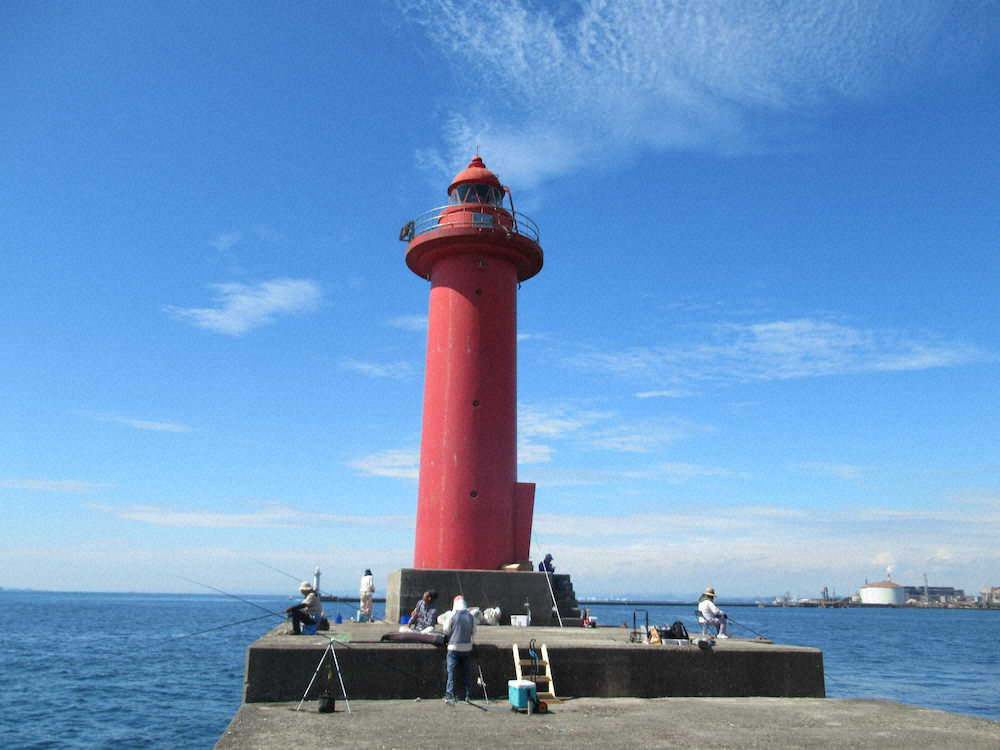 釣り場となった新島の赤灯台