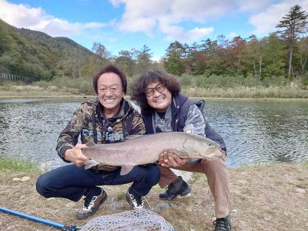 巨大なイトウを釣った葉加瀬さん（右）と村田さん