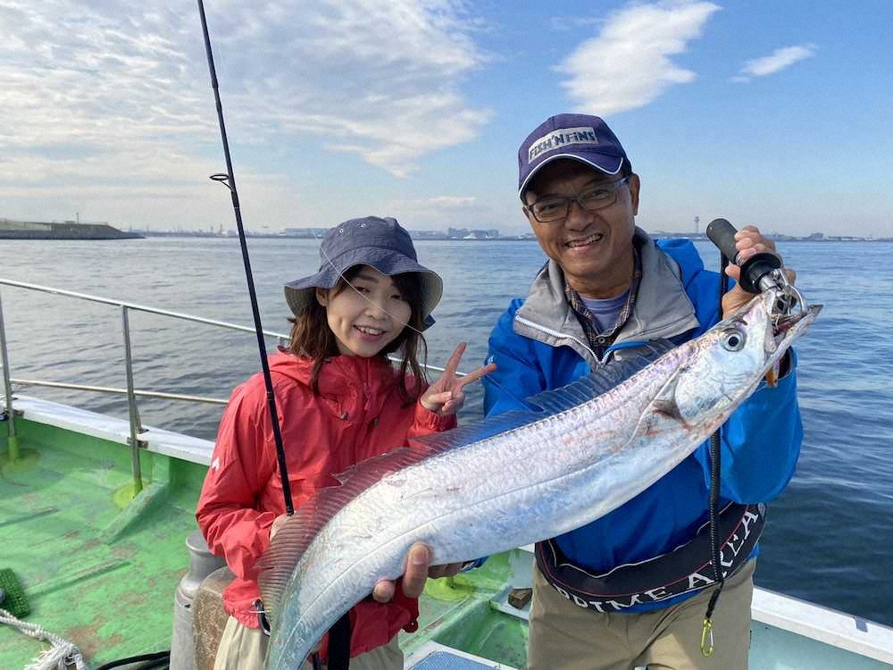日本記録級のタチウオを釣った伊藤さんと筆者