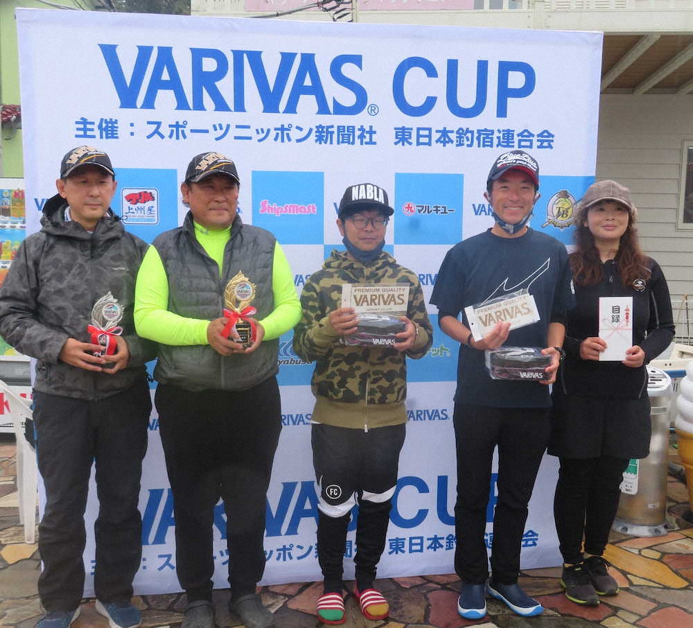 優勝した豊田さん（左から2人目）ら入賞者たち　　　　　　　　　　　　　　　　　　　　　　　　　　　　　　　