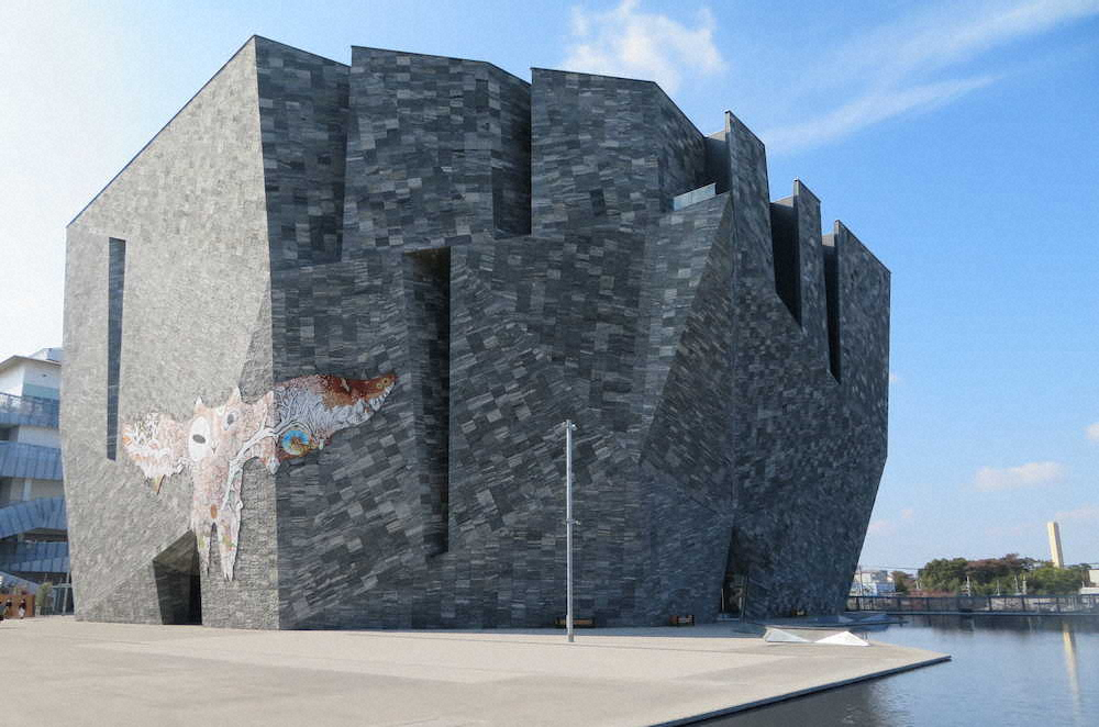“岩の塊”を思わせる巨大な角川武蔵野ミュージアム。外壁には武蔵野トンビの作品も　　　　　　　　　　　　　　　　　　　　　　　　　　　　　　　