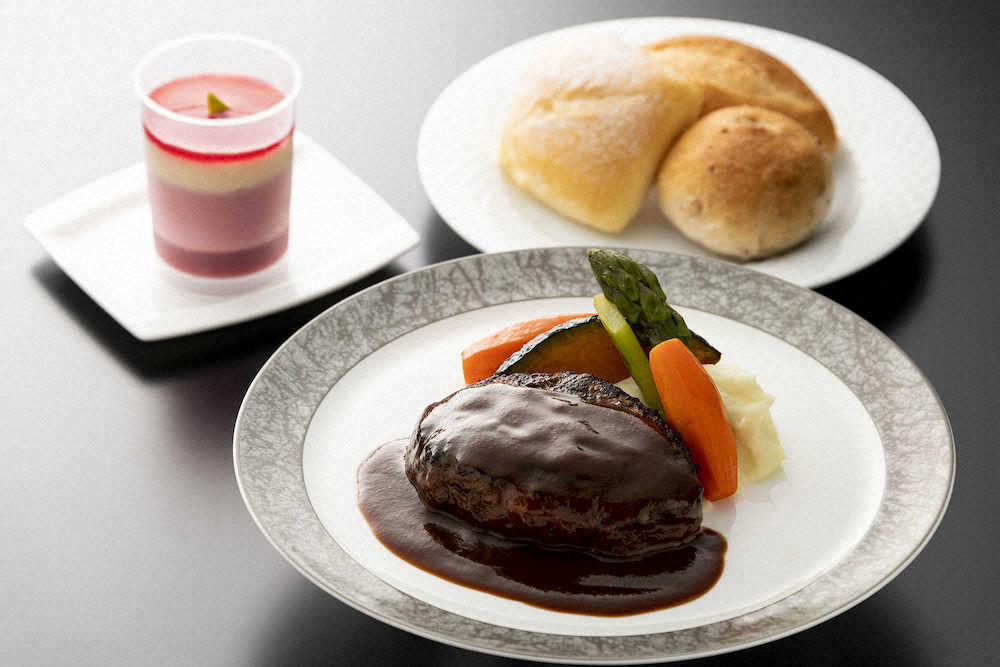 ビジネスクラスの機内食　全日本空輸の国際線ビジネスクラスの機内食「ハンバーグステーキセット」