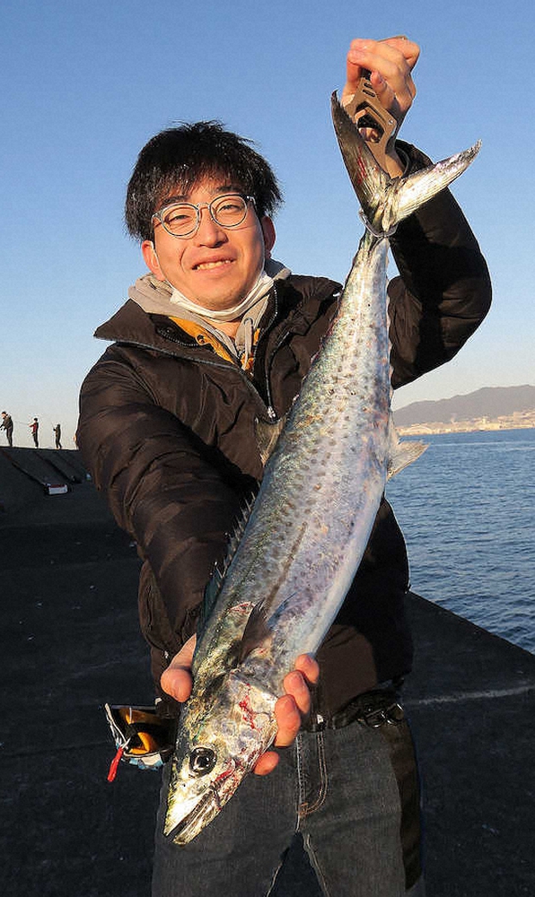 ルアーで72センチのサワラを釣り上げた大阪市・尾崎優誠氏