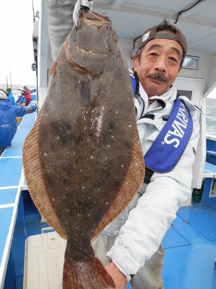2・5キロ超のヒラメを釣り上げリベンジを達成した山本喜久二さん　　　　　　　　　　