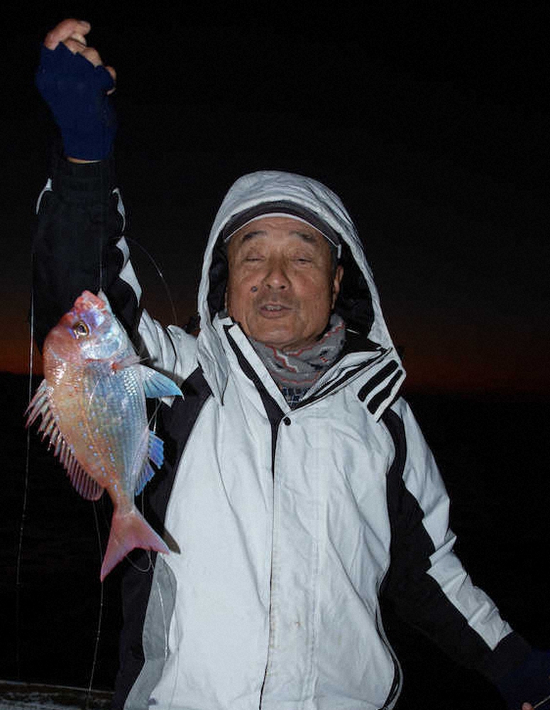 夜明け前の時間に40センチオーバーのチダイを釣り上げた小谷久夫さん