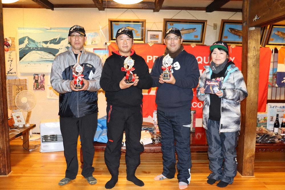 左から3位の清水さん、優勝の水野さん、2位の矢野倉さん、レディース賞の森下さん