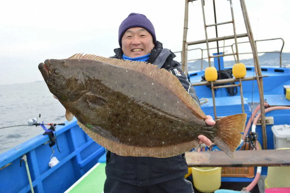 圧巻 和竿が釣らせたヒラメ オデコ寸前での3キロ超ワラサ 東京近郊で新たな釣り場開拓 スポニチ Sponichi Annex 社会