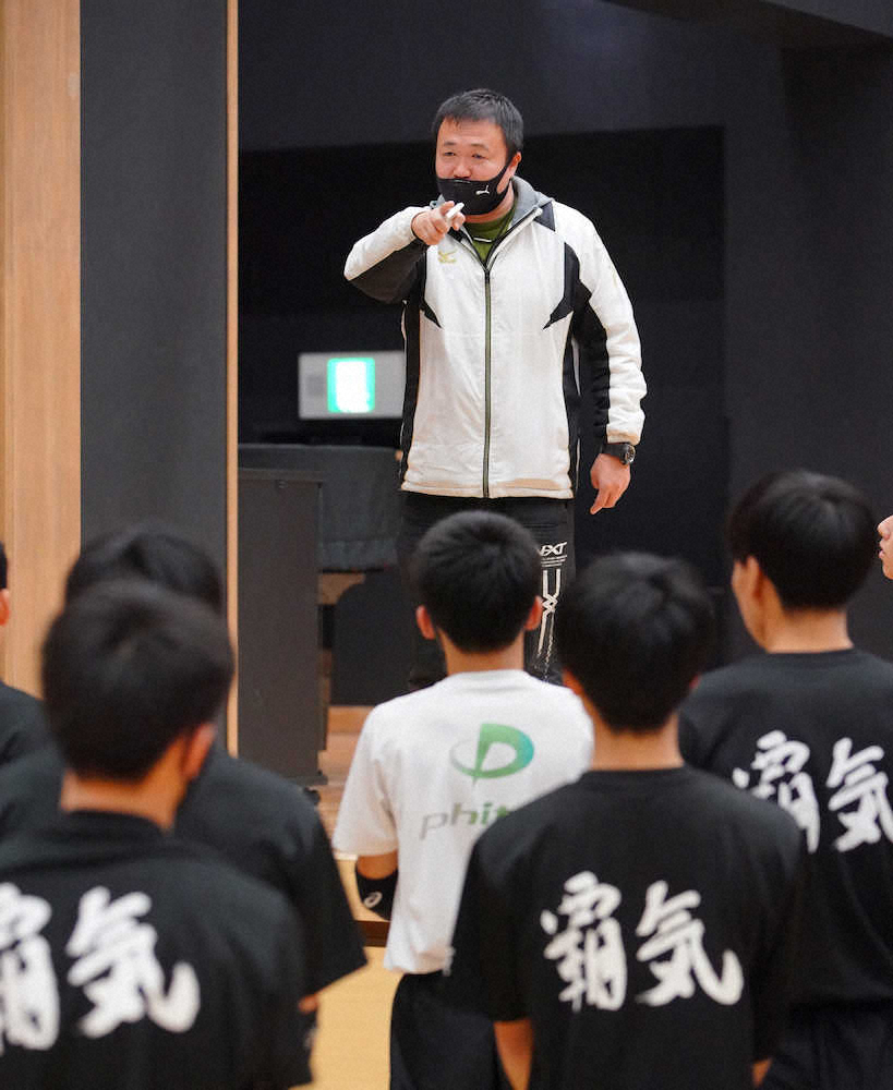 【画像・写真】＜常翔学園バレー部＞ミーティングで選手らに優しく寄り添う千葉剛監督（撮影・井垣　忠夫）