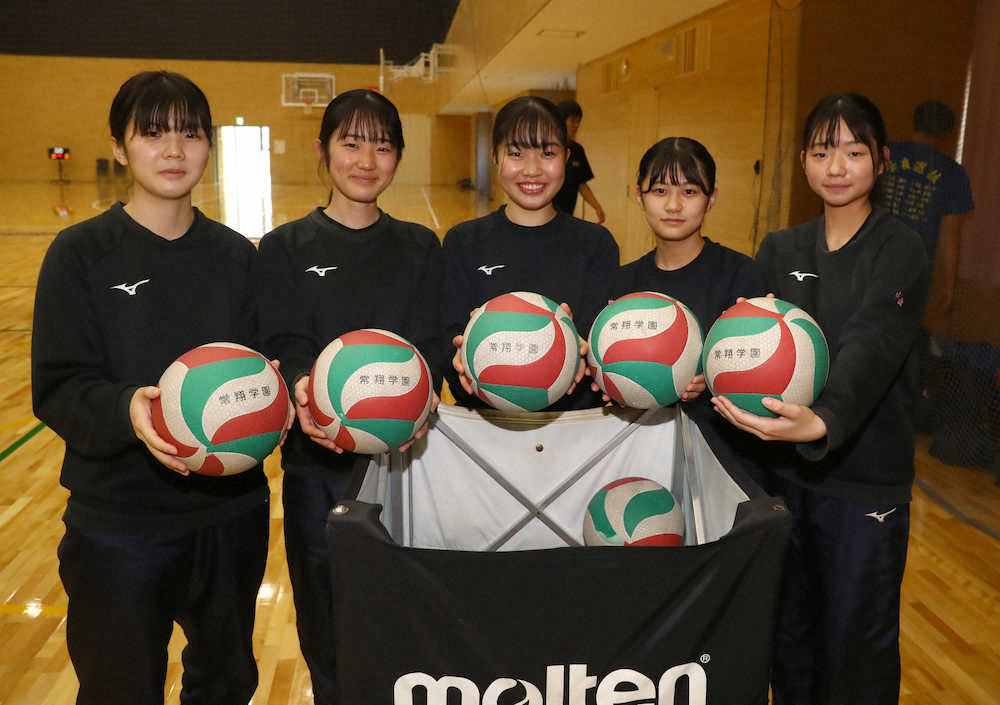 【画像・写真】＜常翔学園バレー部＞チームを支えるマネージャーたち（左から福泉、松本、詫間、田中、中津）（撮影・井垣　忠夫）