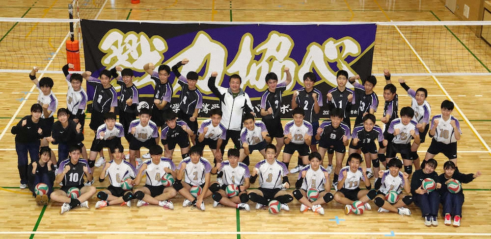 【画像・写真】＜常翔学園バレー部＞千葉剛監督（後列中央）、浅井健汰主将【前列中央）を囲み一丸の常翔学園バレー部（撮影・井垣　忠夫）