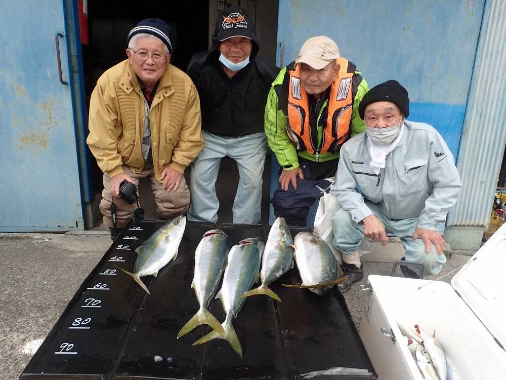 釣り仲間の（左から）高さん、中庄屋さん、大串さん、草水さんは釣果を前に記念撮影