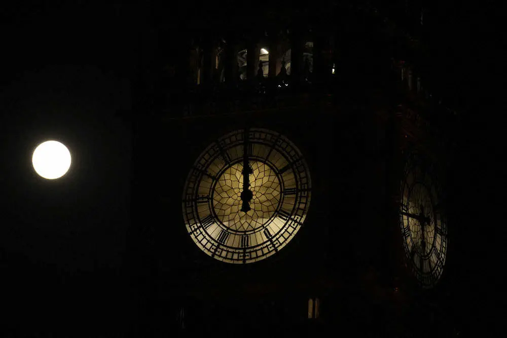 英国ロンドンで観測された今年最初の満月（AP）