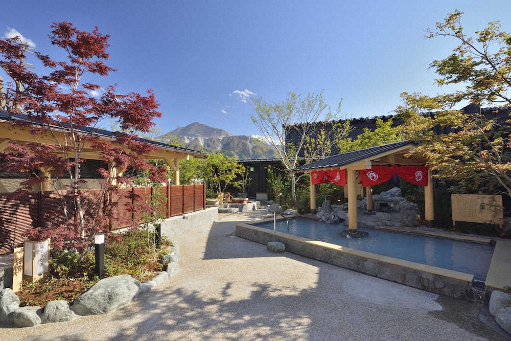 武甲山を望みながらはいる祭の湯の露天風呂。絶景に長湯してしまいそう（西武レクリエーション提供）