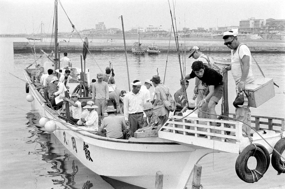 【画像・写真】材木の上でボラ釣り、漁船200隻海上デモ…　大阪万博開催1970年の風景