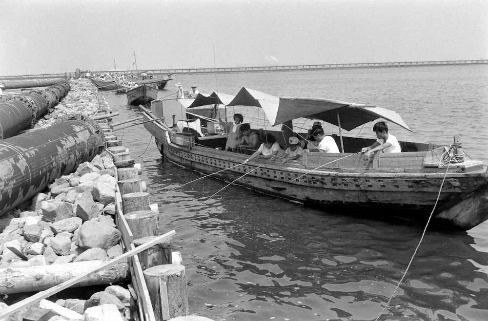 【画像・写真】材木の上でボラ釣り、漁船200隻海上デモ…　大阪万博開催1970年の風景