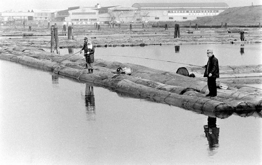 【画像・写真】材木の上でボラ釣り、漁船200隻海上デモ…　大阪万博開催1970年の風景