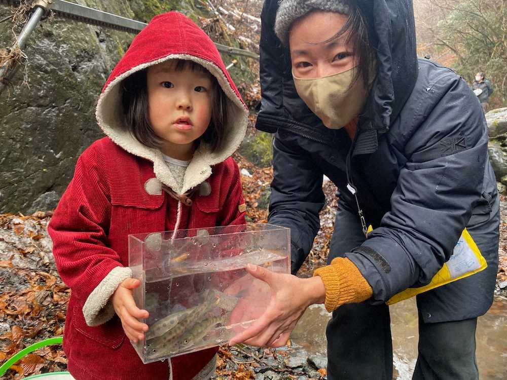 【画像・写真】東京サクラマス復活の希望と夢を乗せて　ヤマメ200匹を峰谷川へ放流