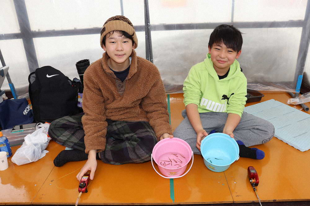【画像・写真】桧原湖氷上ワカサギ　熱闘ラストスパート　釣期は今月いっぱい…一面の銀世界も見納め