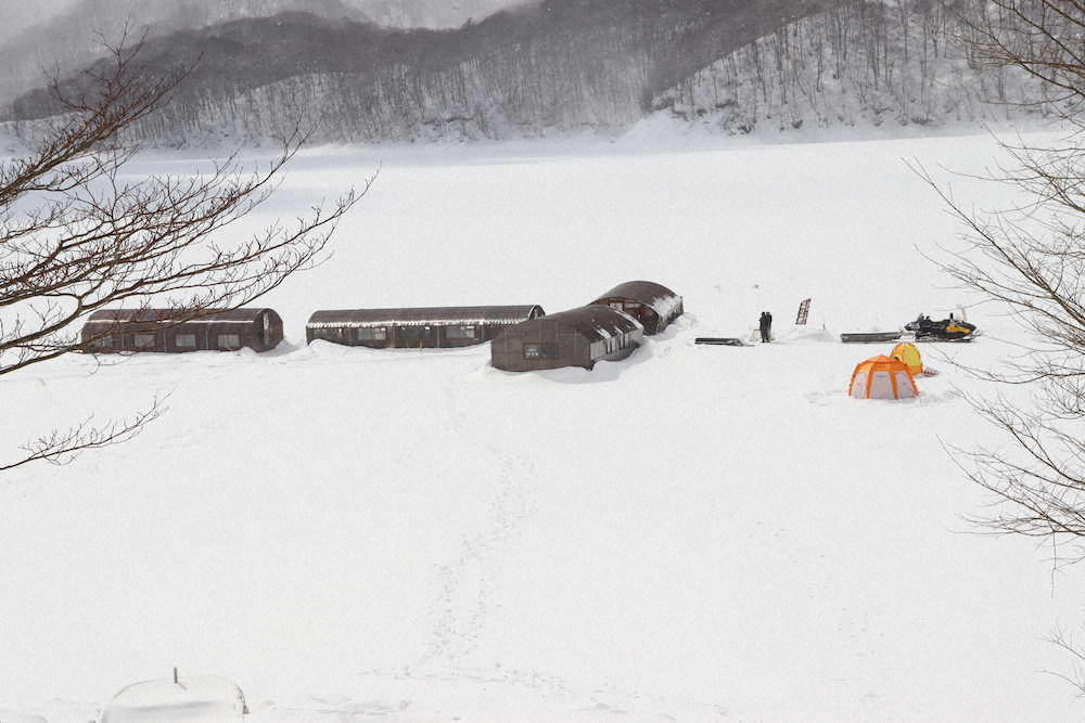 【画像・写真】桧原湖氷上ワカサギ　熱闘ラストスパート　釣期は今月いっぱい…一面の銀世界も見納め