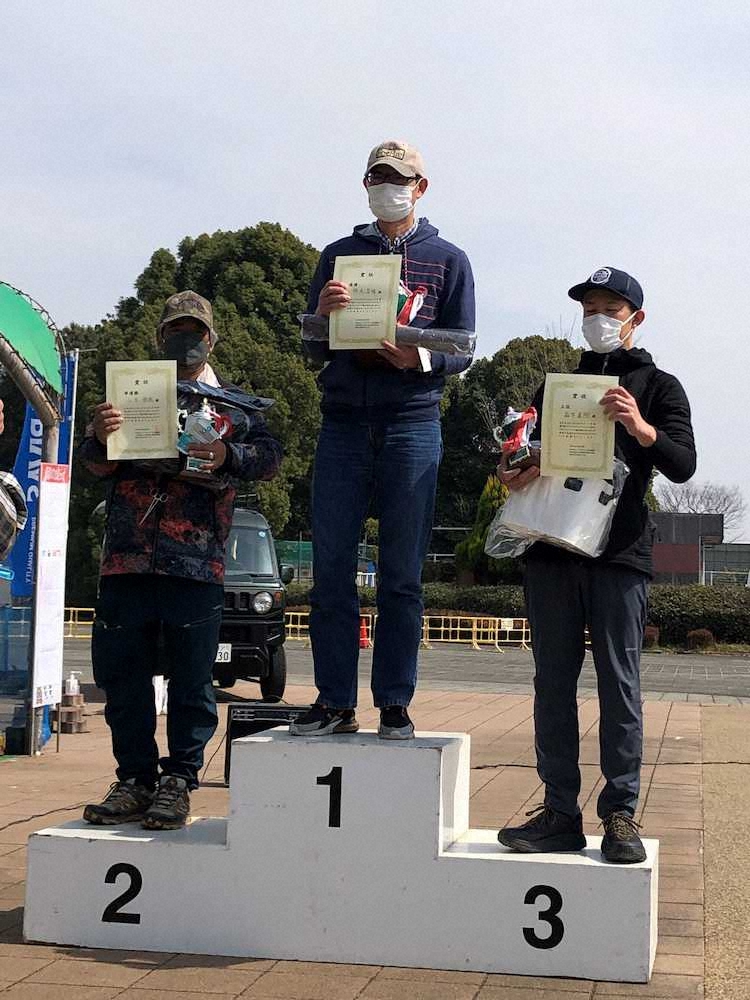 【画像・写真】レインボー&桜“W満開”　30～40センチ5匹　21日開花宣言