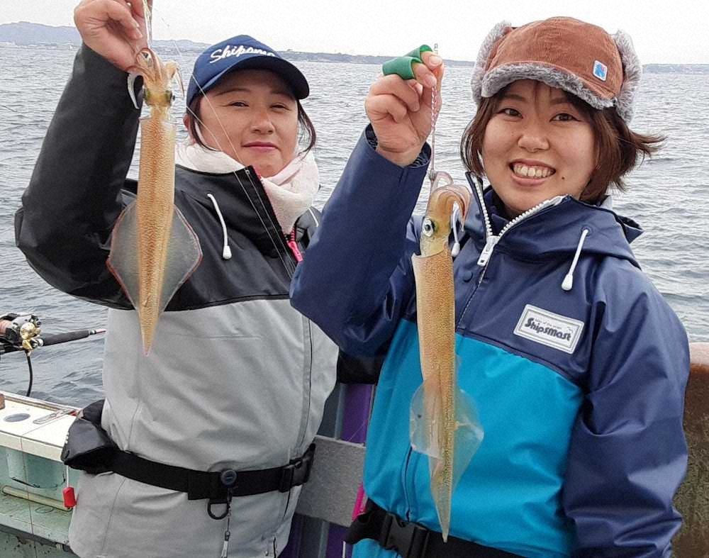 良型のヤリイカを釣り上げ笑顔を見せる秋山明日香さん（右）と、指導した今井寿美礼さん