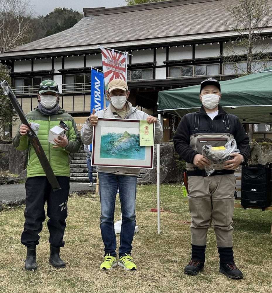【画像・写真】湖でかかった58センチ レインボー トラウトの虹