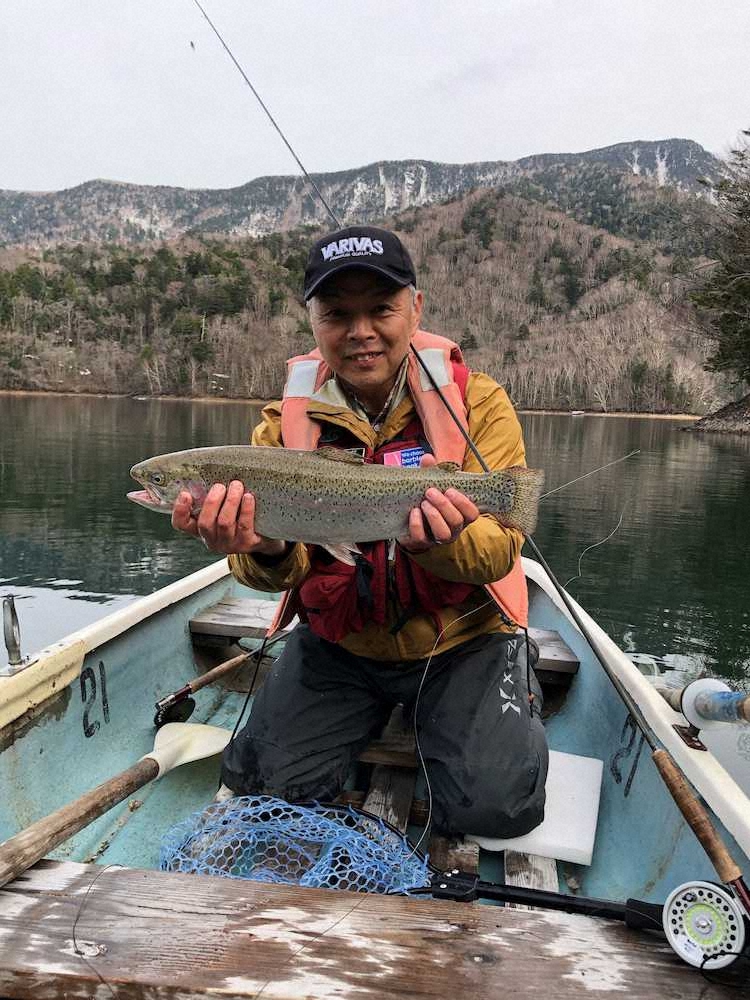 【画像・写真】湖でかかった58センチ レインボー トラウトの虹