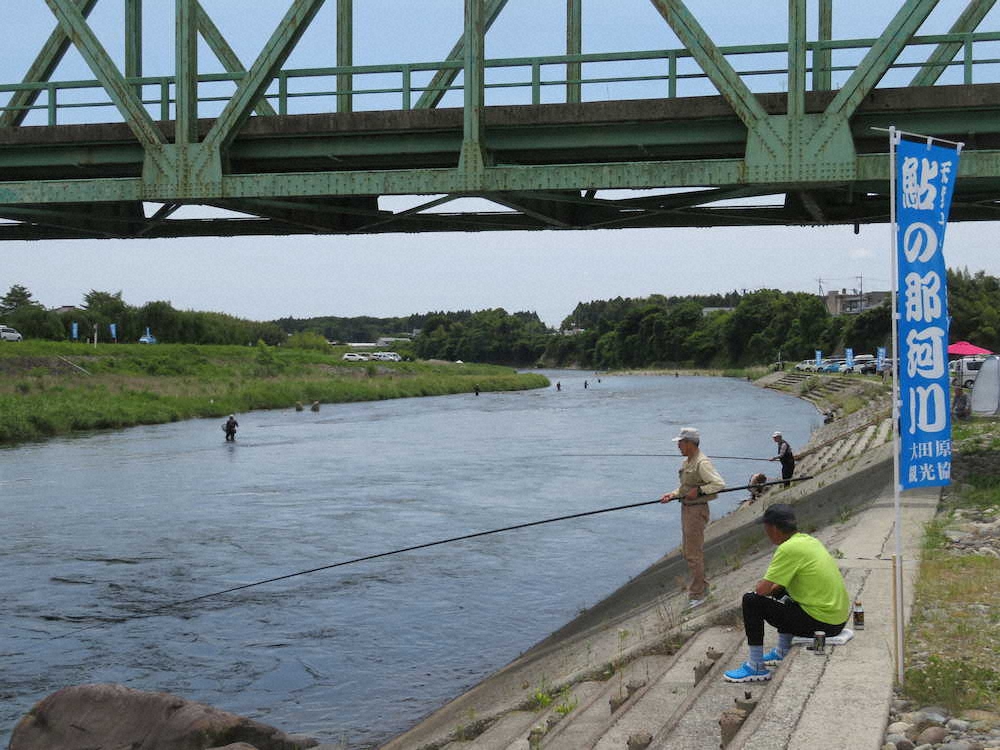 那珂橋周辺で竿を出す釣り人。「鮎の那珂川」ののぼりが風にはためく　　　　　　　　　　　　　　　　　　　　　　　　　　　　　　　