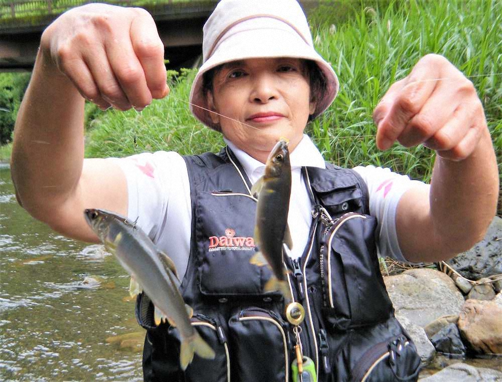 川久保恵美子さんが釣ったきれいな魚体のアユ